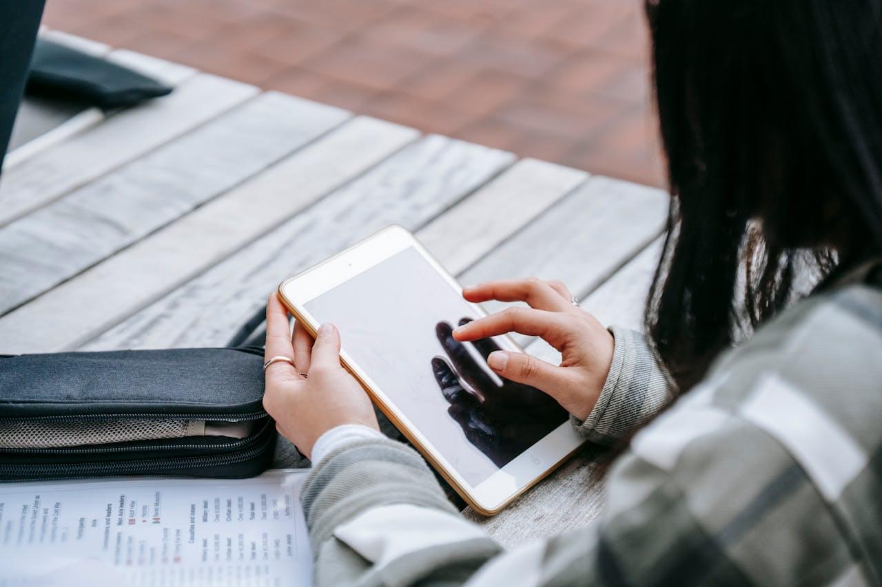 Студент изучает основы программирования на планшете